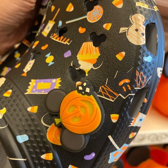 COPY - Size 9 NWT Disney Halloween treat crocs - Picture 3 of 3